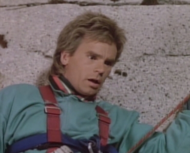 Angus MacGyver Trucs et Astuces - 3x08 Accident en Haute Montagne - Mac en �tat de choc au moment de la chute de Mike